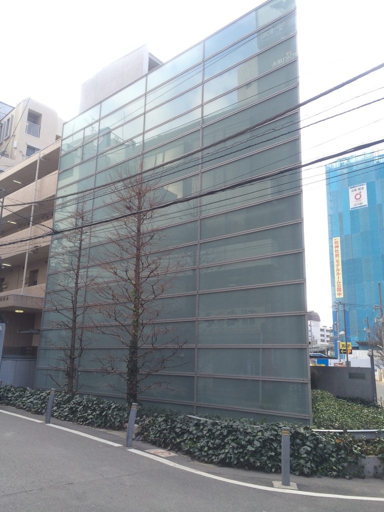 柏駅西口近くに建つ橋本眼科西口医院の半透明ガラス外壁 / Translucent glazed exterior of Hashimoto Eye Clinic near Kashiwa Station