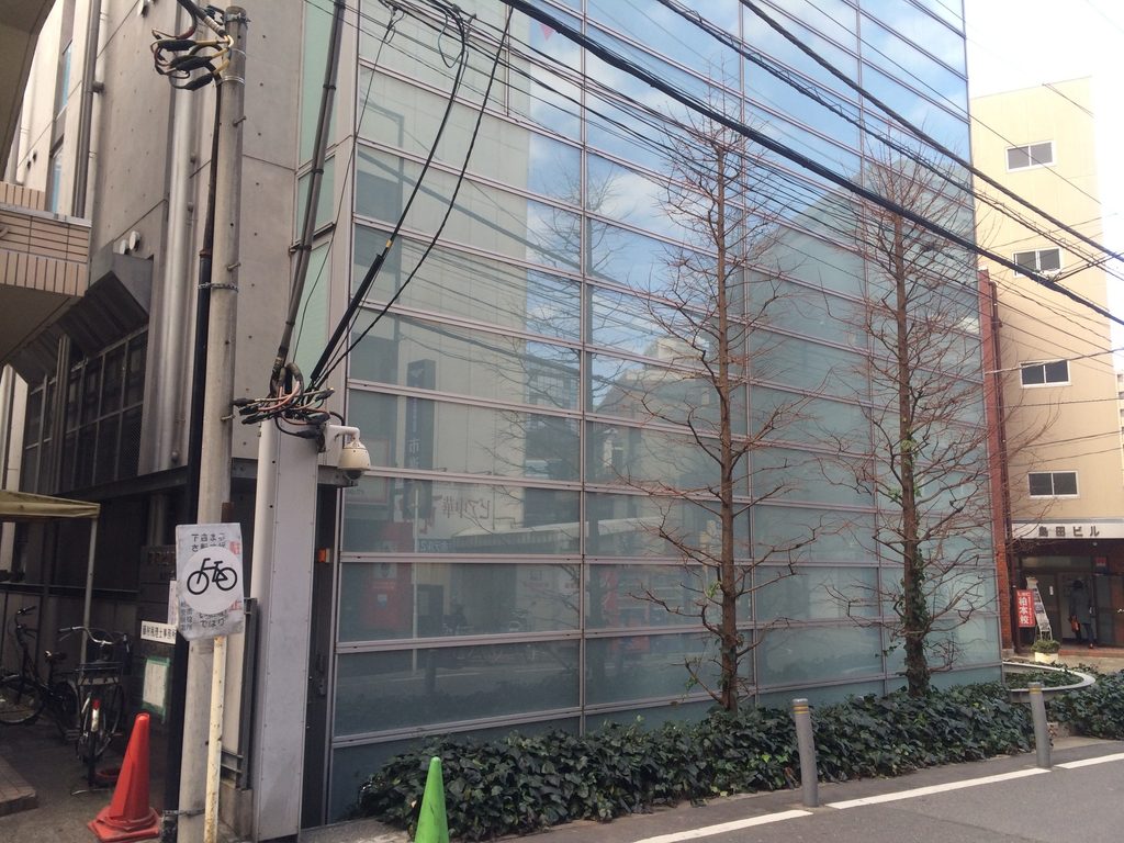 水平材で分節された橋本眼科西口医院の大きなガラスファサード / Large glazed facade of Hashimoto Eye Clinic divided by horizontal framing