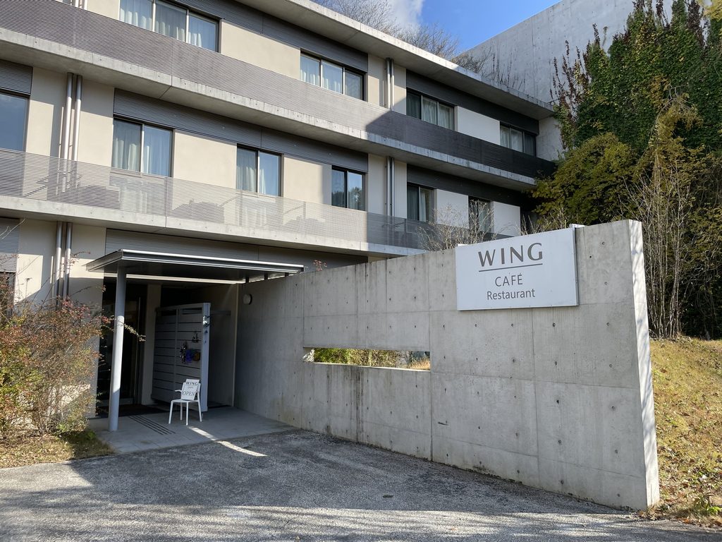 コンクリート壁とWING CAFE Restaurantの入口 / Concrete wall and entrance to WING CAFE Restaurant