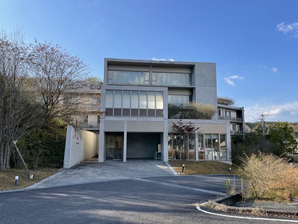 高さの異なるコンクリートのヴォリュームが重なるハートウィング / Overlapping concrete volumes of different heights at HEART WING
