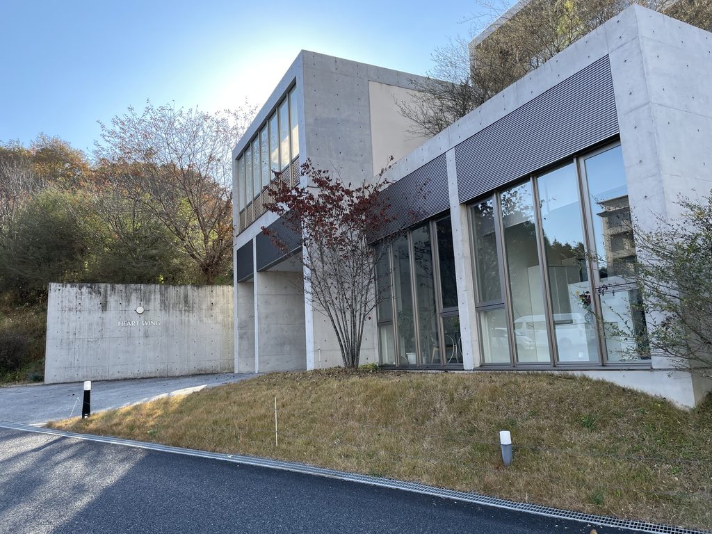 ガラス面と打放しコンクリートで構成されたハートウィングの外観 / Exterior of HEART WING composed of glazing and exposed concrete