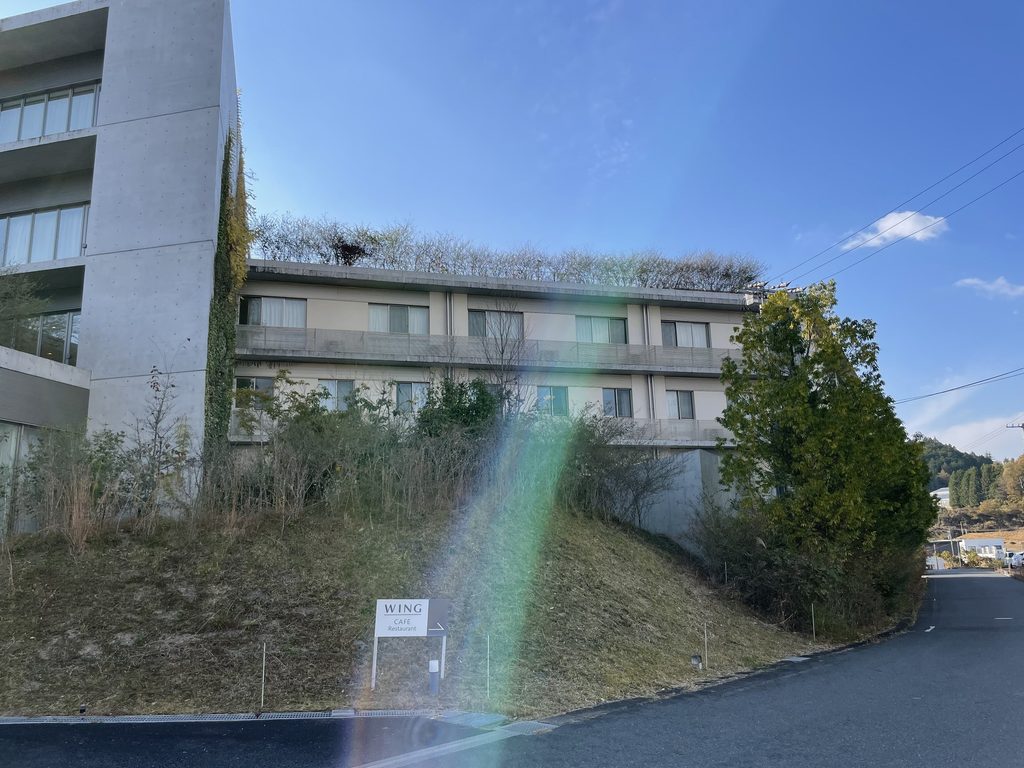 斜面の上に長い住棟が伸びるハートウィング / Long residential wing extending above the slope at HEART WING