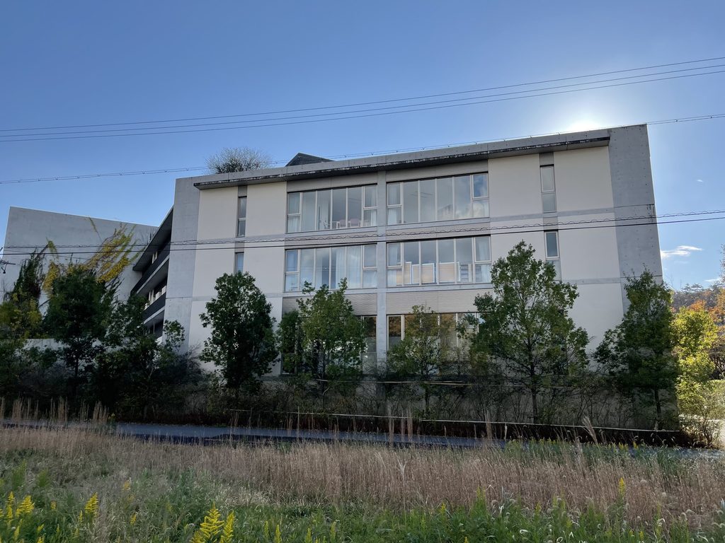 大きなガラス面を持つハートウィングの外観 / Exterior of HEART WING with large areas of glazing