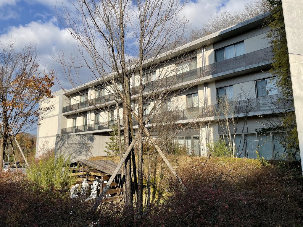 住戸の窓と細いバルコニーが連続するハートウィング / Repeated residential windows and narrow balconies at HEART WING
