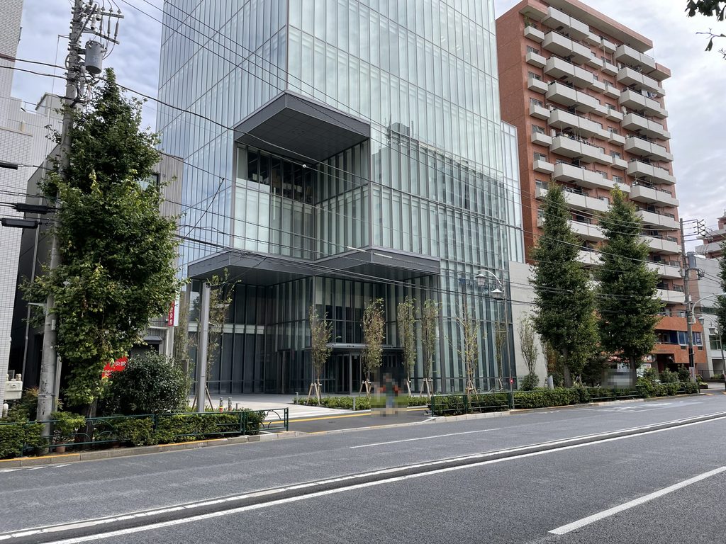 正面下部を四層分大きく削り取ったHiRAKU GATEのピロティ / Four-story pilotis carved into the lower front of HiRAKU GATE