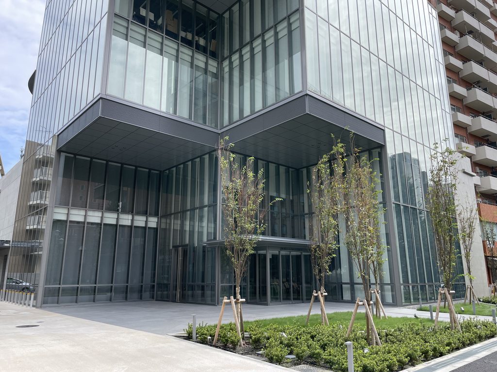 角度を変える天井面とガラスに囲まれたピロティ / Pilotis enclosed by glass with ceiling planes shifting in angle