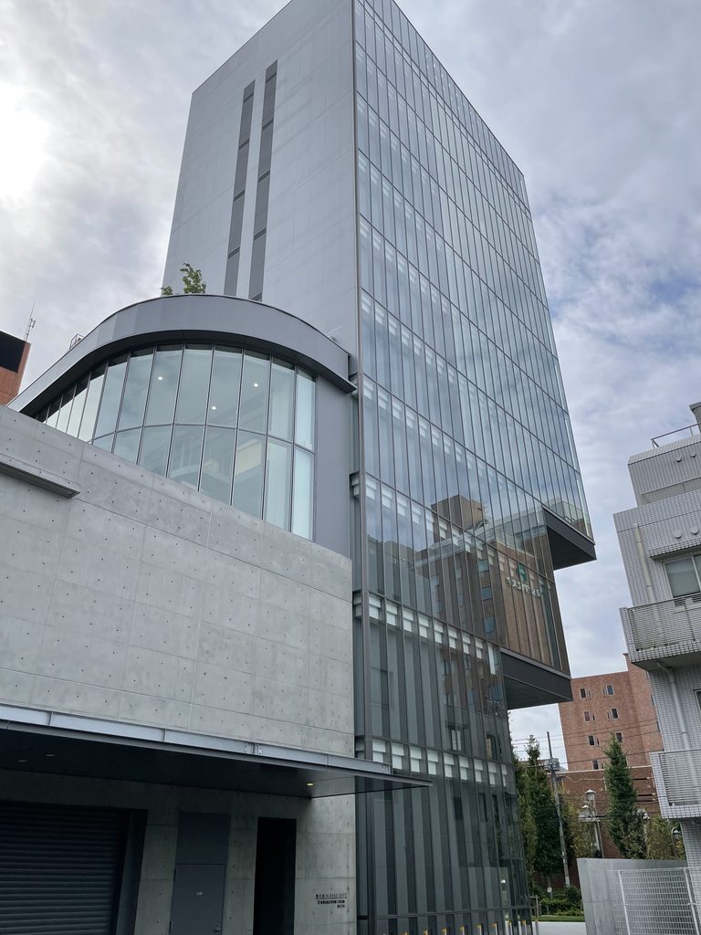 背面に現れる打放しコンクリートの壁と曲面ガラス / Exposed-concrete walls and curved glazing at the rear