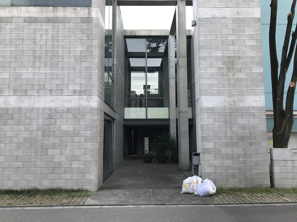 街路から建物奥へ伸びる太陽セメント本社ビルの正面外部空間
Street-facing entrance to the deep outdoor space at Taiyo Cement Headquarters