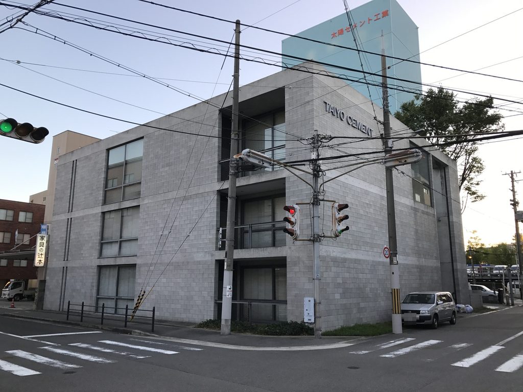 大阪の街角に建つ太陽セメント本社ビルの三層外観
Three-storey street-corner view of Taiyo Cement Headquarters in Osaka