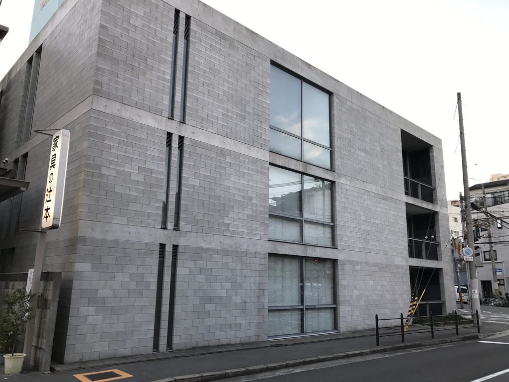 大きな窓とコンクリートブロック壁で構成された太陽セメント本社ビルの側面
Side elevation of Taiyo Cement Headquarters with large windows and concrete-block walls