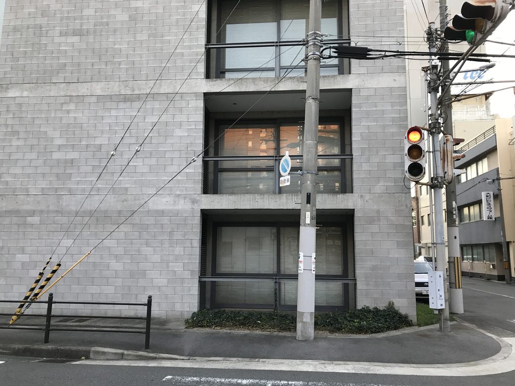 細かなブロック目地と縦に並ぶ開口で構成された太陽セメント本社ビルの外壁
Taiyo Cement Headquarters facade showing its fine block joints and vertically stacked openings