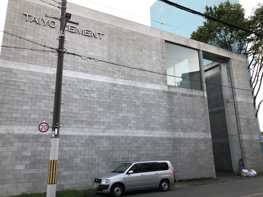 TAIYO CEMENTの文字が残る太陽セメント本社ビルのブロック外壁
Concrete-block facade of Taiyo Cement Headquarters with original TAIYO CEMENT lettering