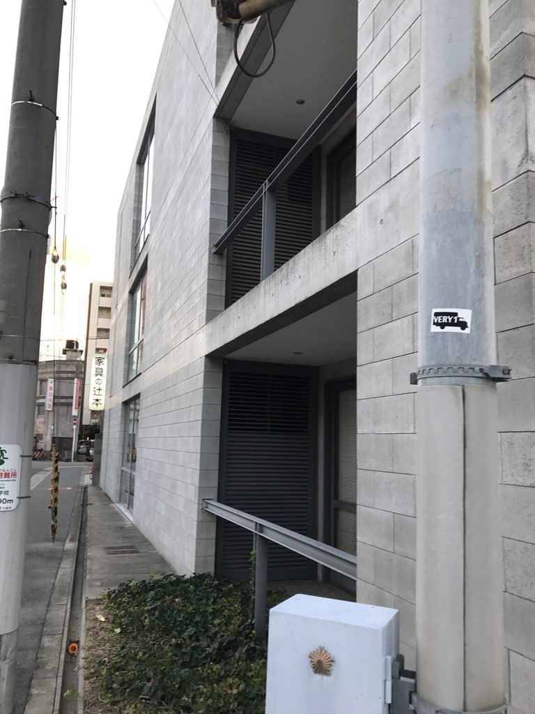 太陽セメント本社ビルのブロック壁の間を通る細長い外部空間
Narrow exterior passage between the concrete-block walls of Taiyo Cement Headquarters