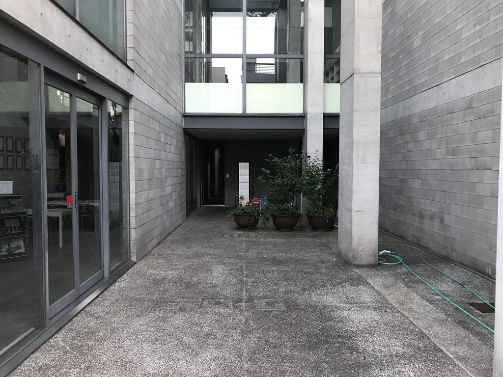 三層外部空間に面する太陽セメント本社ビルのガラス面と通路
Glazed office frontage facing the central outdoor space at Taiyo Cement Headquarters