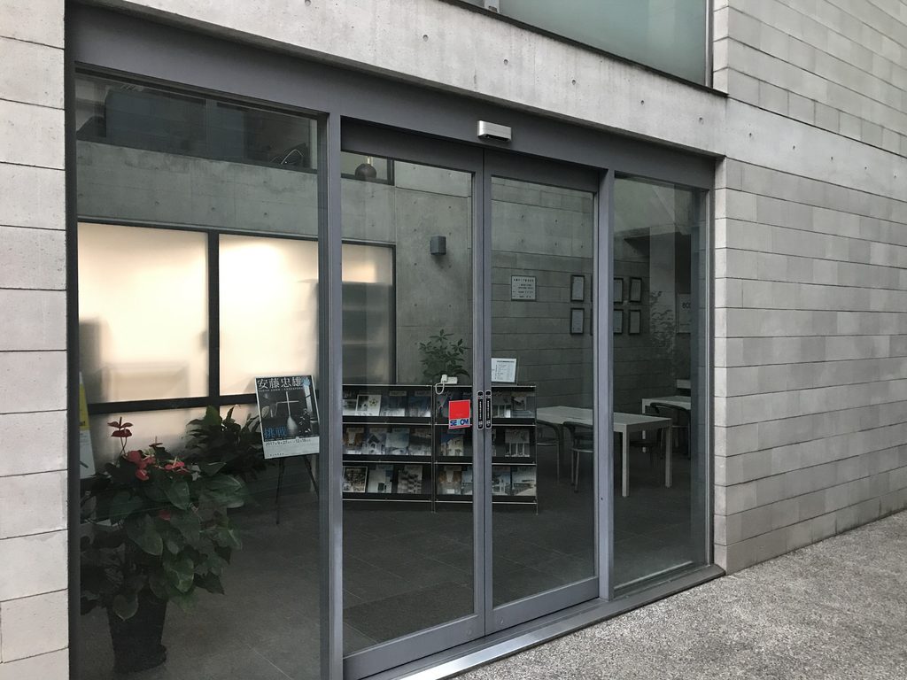 太陽セメント本社ビルの中央外部空間に面したガラス張りの入口
Glazed entrance facing the central outdoor space of Taiyo Cement Headquarters