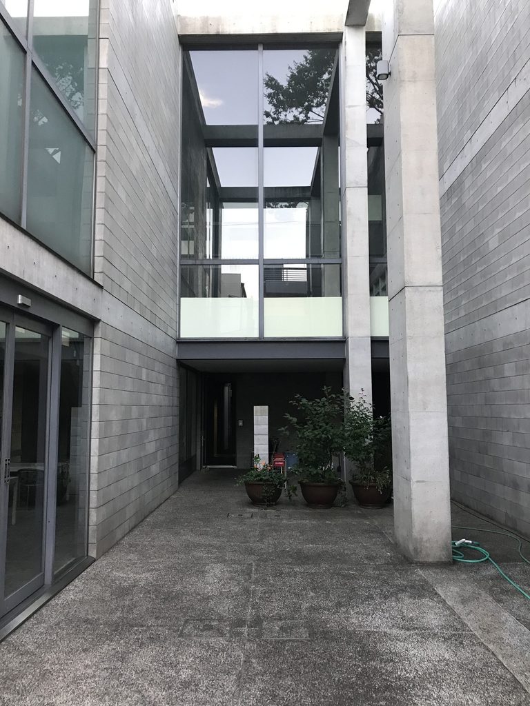 太陽セメント本社ビル内部を貫く三層吹き抜けの外部空間
Three-storey outdoor void extending through Taiyo Cement Headquarters