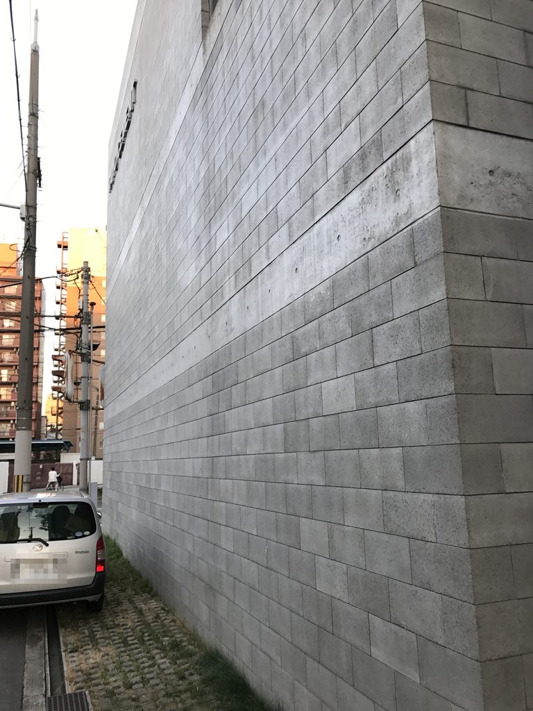 街路に沿って長く延びる太陽セメント本社ビルのコンクリートブロック壁
Long concrete-block perimeter wall of Taiyo Cement Headquarters along the street