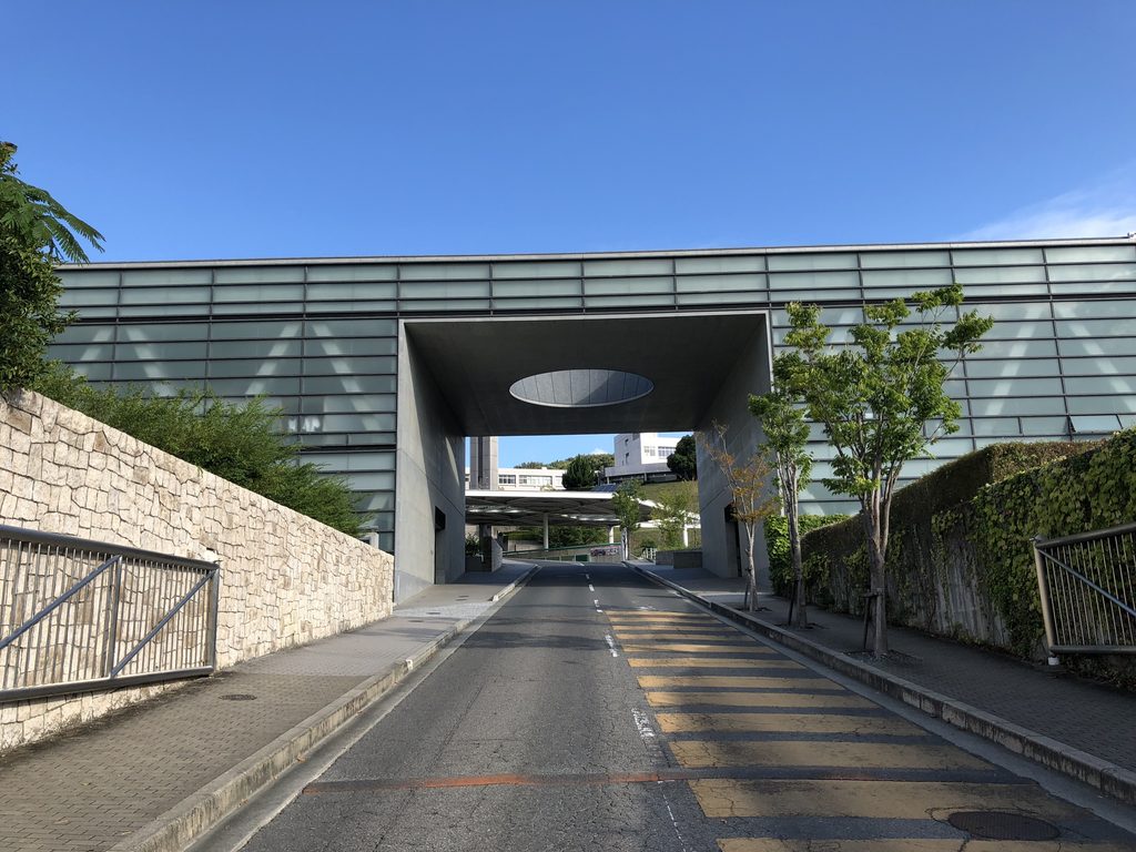 構内道路をまたぐTOPGUNのガラスのヴォリューム / Glass volume of TOPGUN spanning the campus road