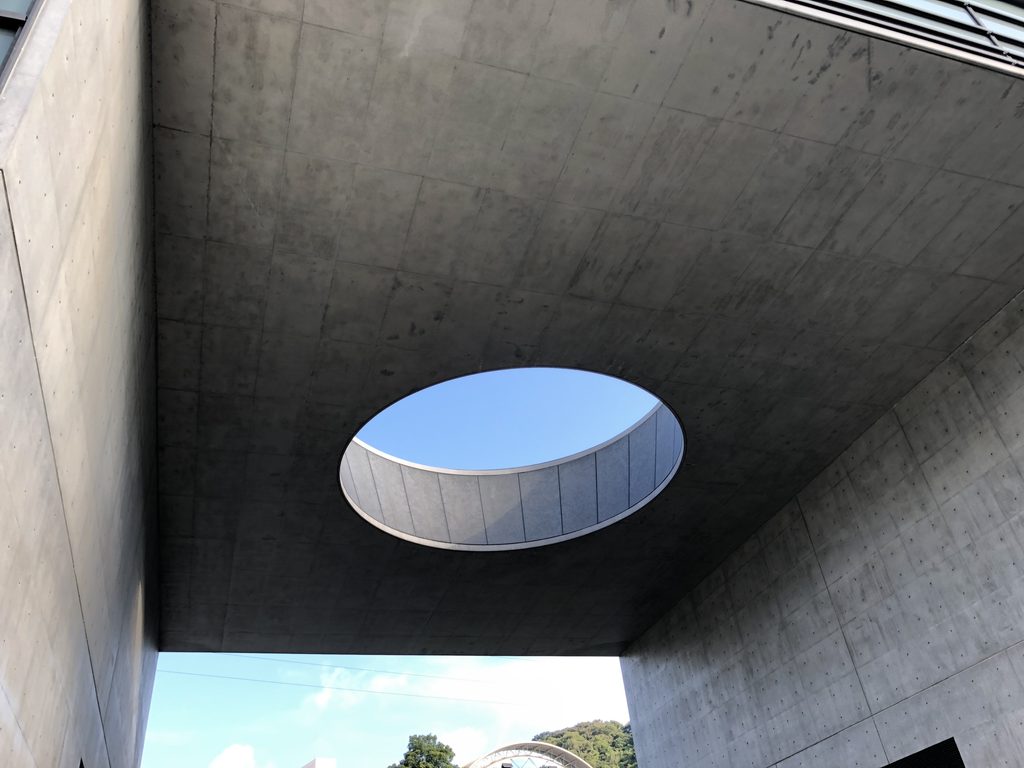 TOPGUN下部の天井に開けられた楕円形の開口 / Oval opening in the ceiling beneath TOPGUN