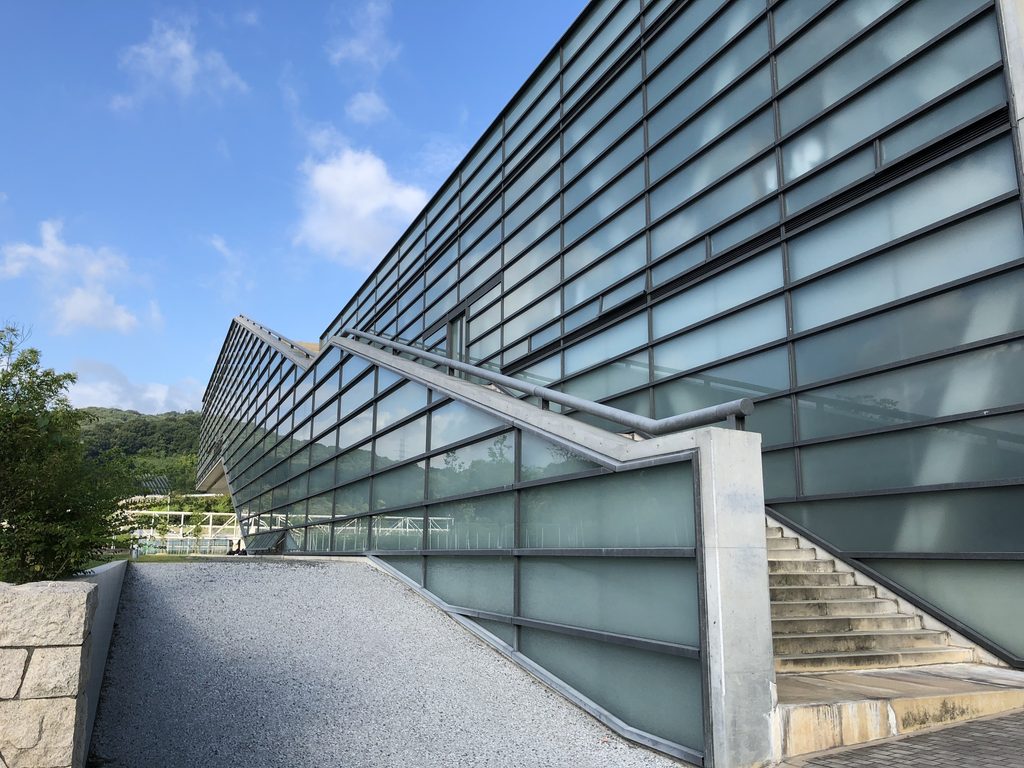 TOPGUNのガラス面に沿って伸びるスロープ / Ramp running alongside the glass facade of TOPGUN