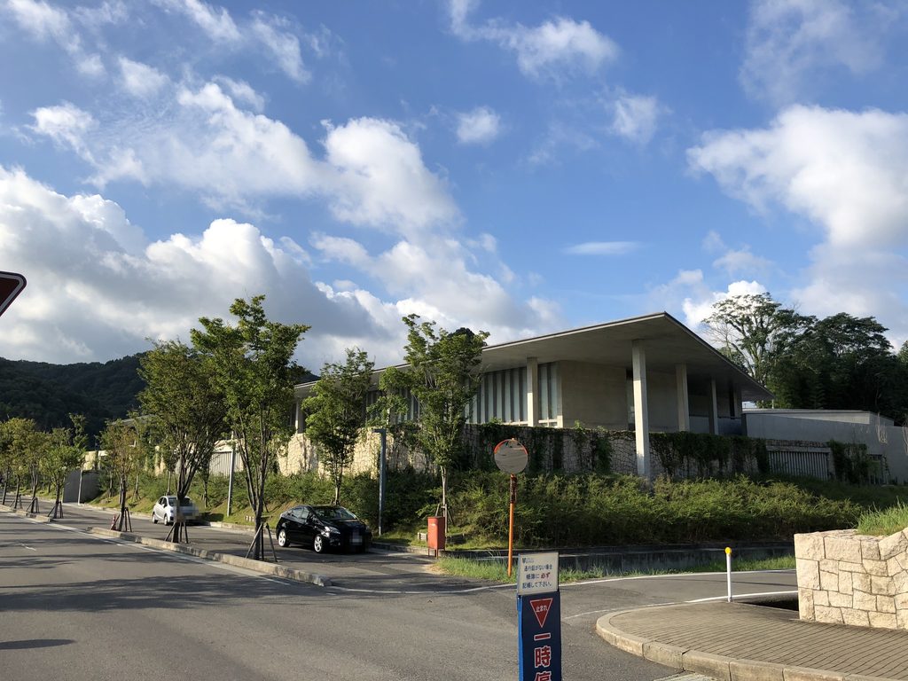 構内から見た低く水平に伸びるPHILOSOPHIA / Low horizontal form of PHILOSOPHIA seen from the campus