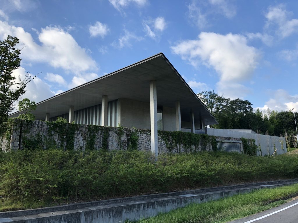 石積みの基壇と細い柱、張り出した屋根 / Stone base, slender columns and projecting roof of PHILOSOPHIA