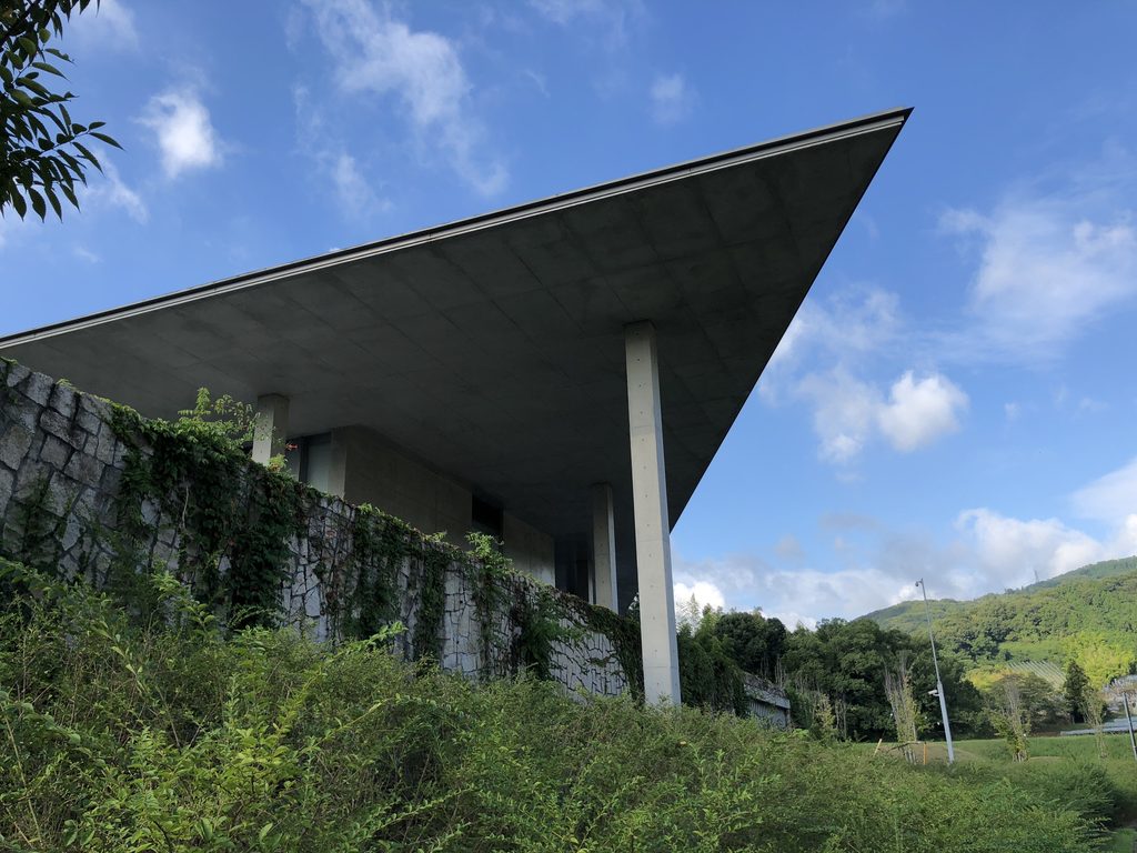 空へ鋭く伸びるPHILOSOPHIAの薄い屋根 / Thin roof of PHILOSOPHIA projecting sharply toward the sky