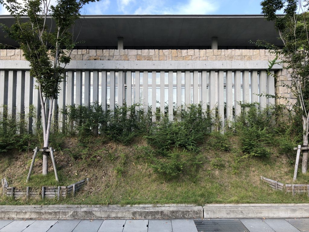 石積みと打放しコンクリートの縦ルーバー / Stone masonry and vertical exposed-concrete louvers