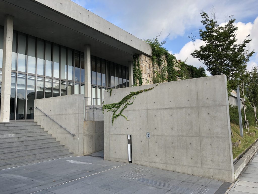 PHILOSOPHIA入口の階段と傾いたコンクリート壁 / Entrance stair and angled concrete wall of PHILOSOPHIA