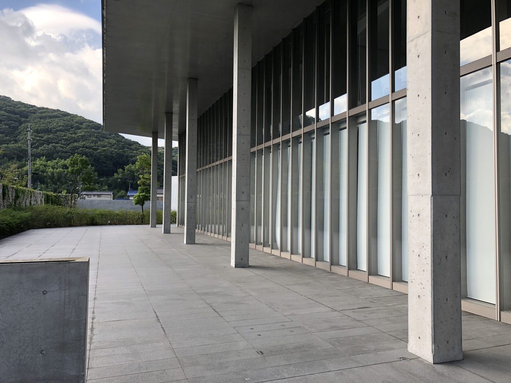 ガラス外壁に沿って続くPHILOSOPHIAの列柱 / Colonnade running along the glazed facade of PHILOSOPHIA