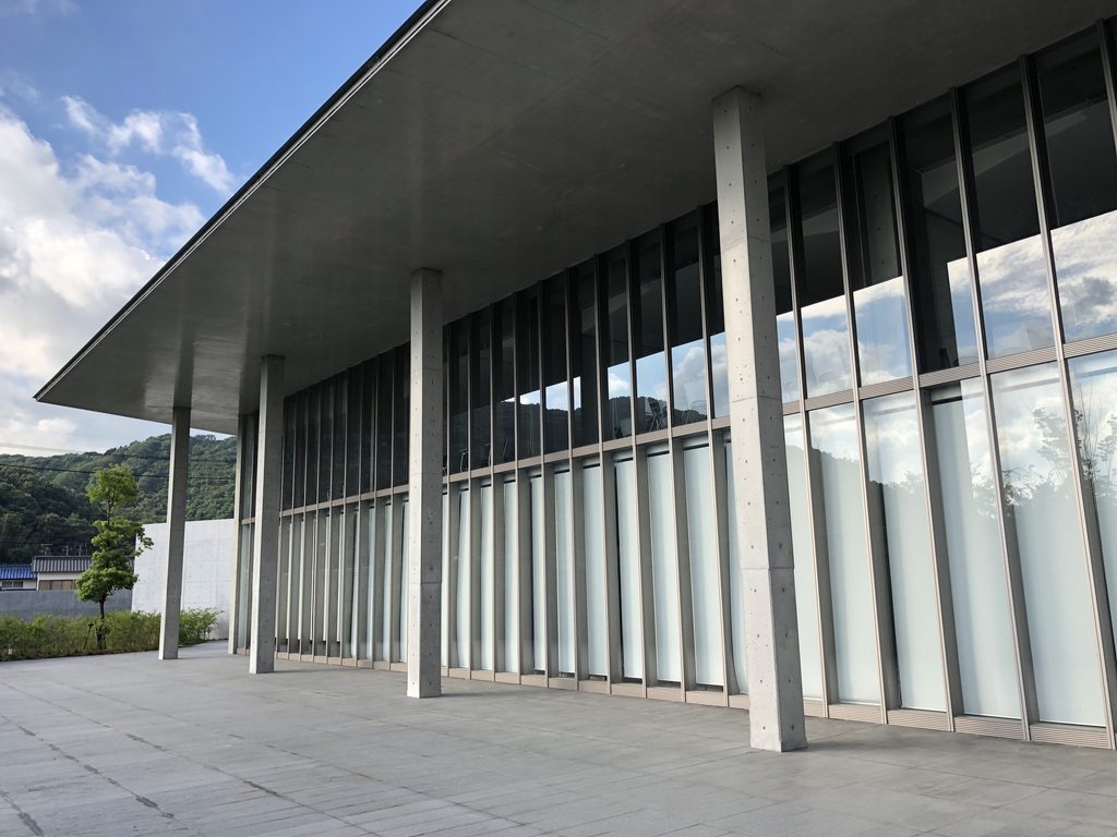 薄い軒と細い柱が水平に続くPHILOSOPHIA / Thin eaves and slender columns extending horizontally along PHILOSOPHIA