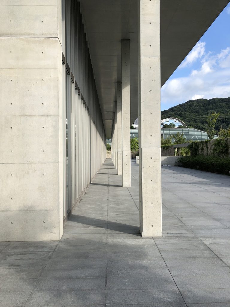 PHILOSOPHIAの列柱が奥へ重なる半屋外空間 / Semi-outdoor space with PHILOSOPHIA's columns receding into the distance