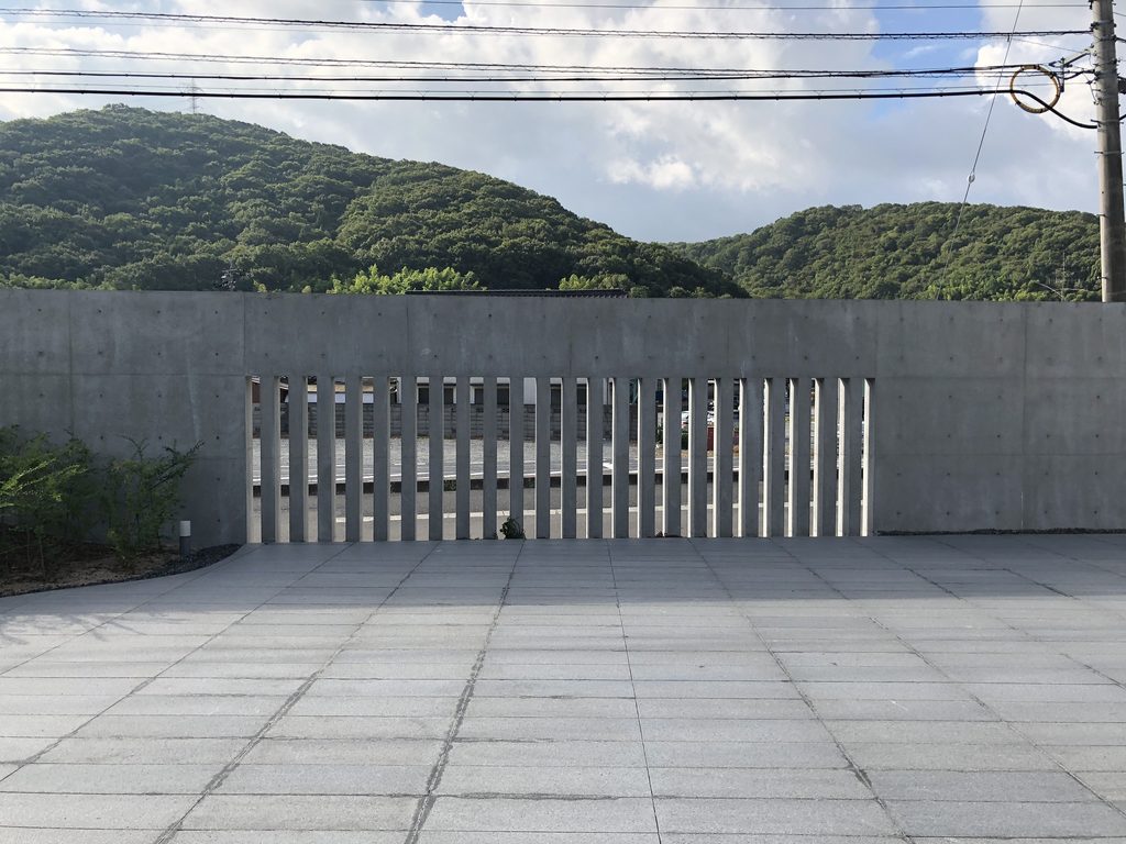 広場側から見たスリット壁と山並み / Slit wall and mountains seen from the plaza