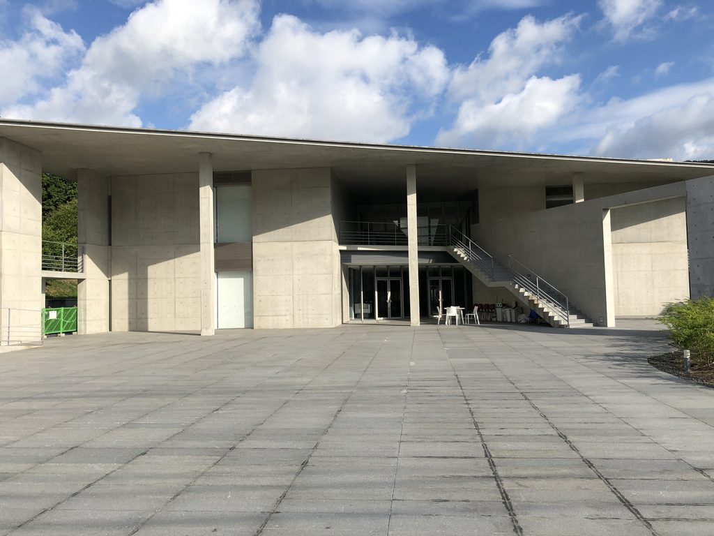 広場から見るPHILOSOPHIAの屋外階段とテラス / Outdoor stair and terraces of PHILOSOPHIA seen from the plaza