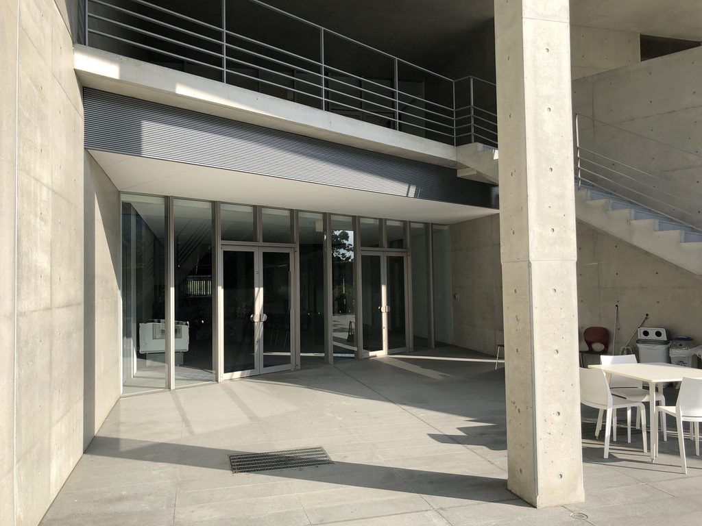 テーブルと椅子が置かれたPHILOSOPHIAの半屋外空間 / Semi-outdoor space with tables and chairs at PHILOSOPHIA