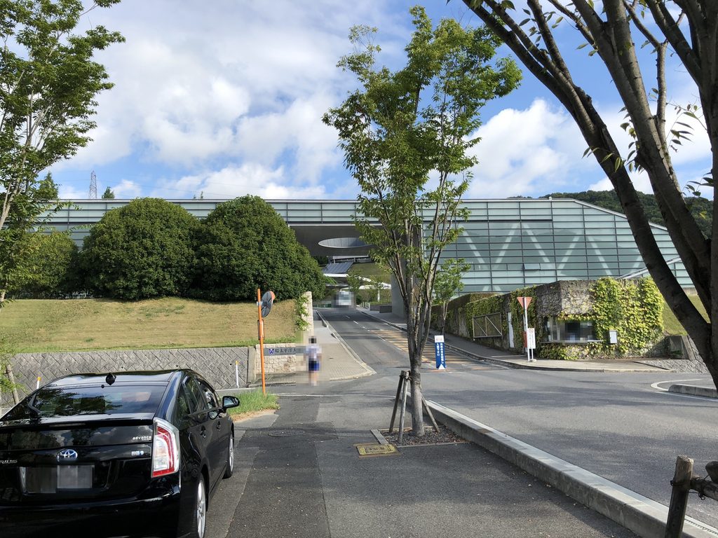 キャンパス内から振り返って見るTOPGUN / TOPGUN seen looking back from within the campus