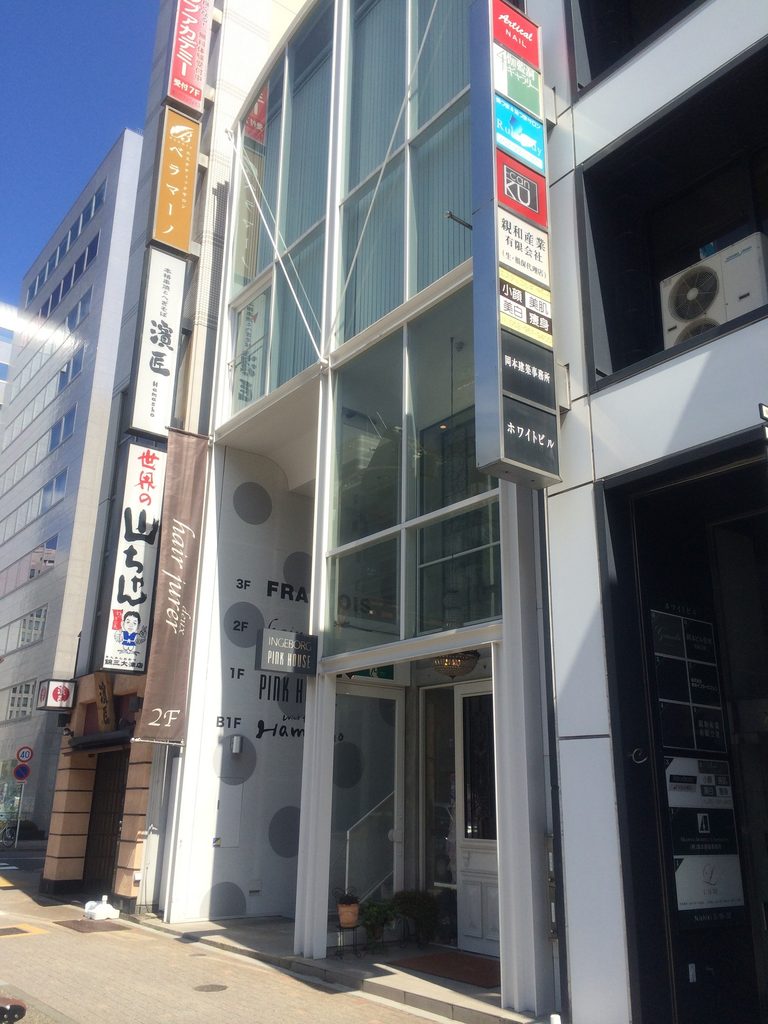 名古屋・錦の街路に建つJ ROOMの細長いガラスファサード / Narrow glazed facade of J ROOM on a street in Nishiki, Nagoya