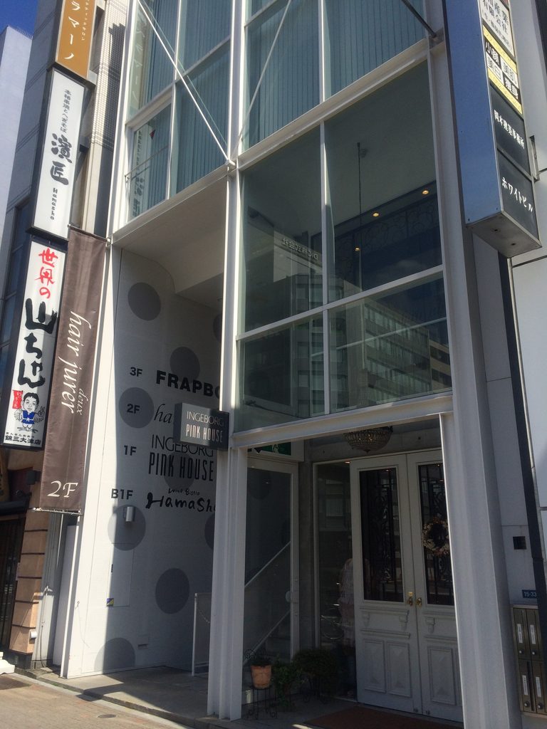周囲の商業ビルに挟まれたJ ROOMの正面外観 / Front elevation of J ROOM between neighboring commercial buildings