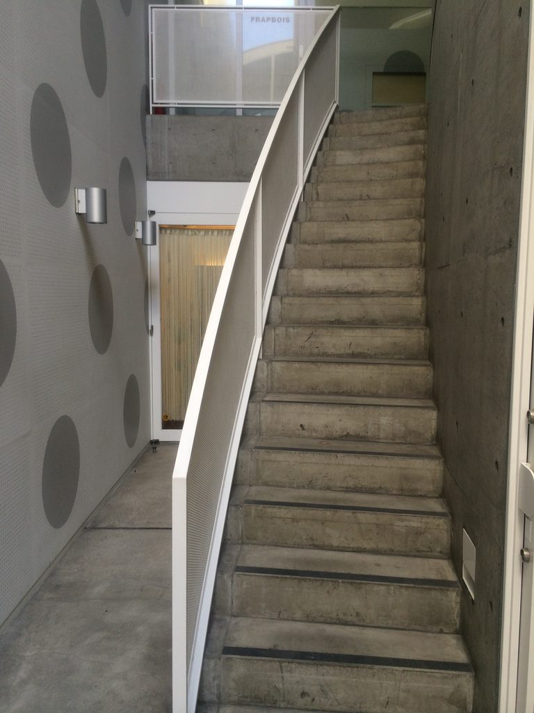 吹抜けを介して上下階をつなぐJ ROOMの階段 / Stair connecting multiple levels around the open void of J ROOM