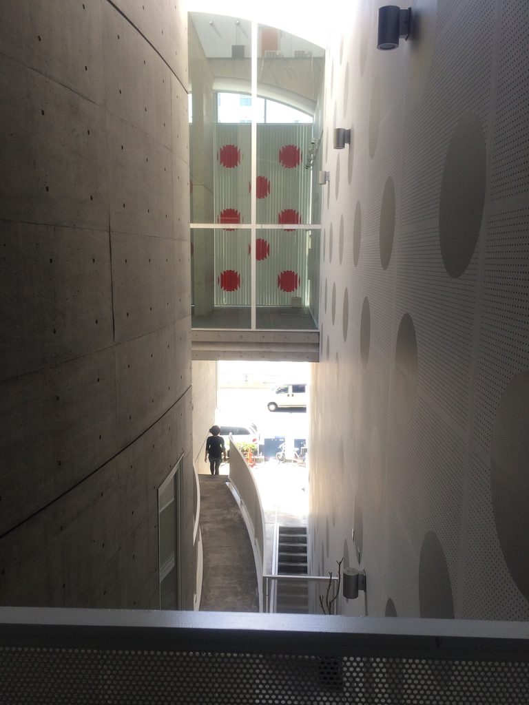 地下方向へ続くJ ROOMの吹抜けとコンクリート壁 / Vertical void and concrete walls descending toward the basement of J ROOM