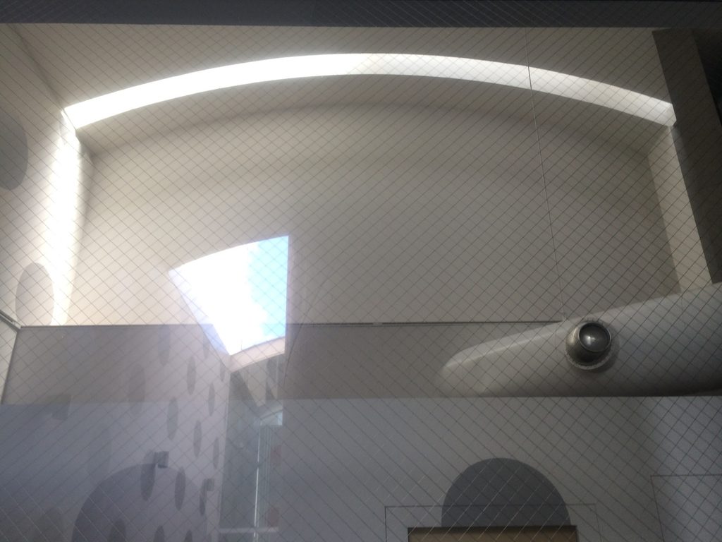 J ROOMの吹抜けからコンクリート壁の間に見上げる空 / Sky seen between concrete walls from the vertical void of J ROOM