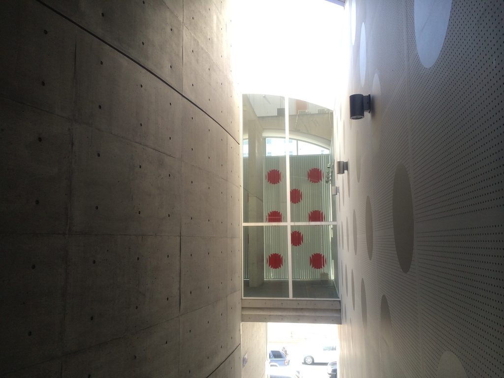 下階から見上げるJ ROOMのコンクリート壁と開口 / Concrete walls and openings of J ROOM viewed upward from a lower level