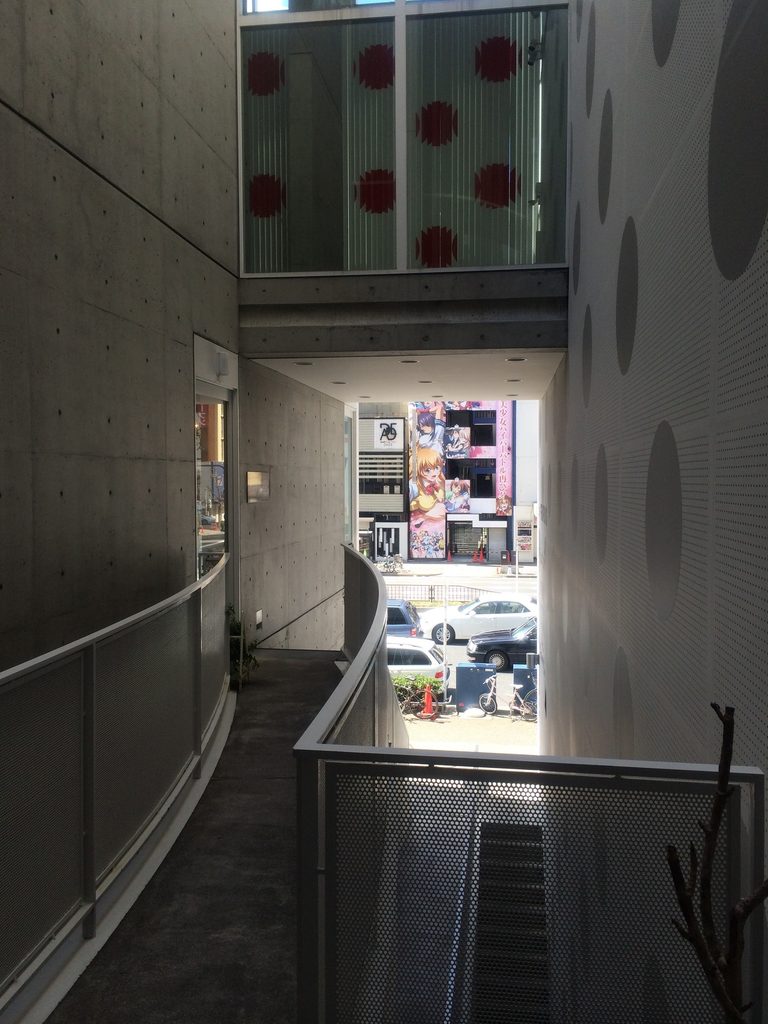 建物内部から細い吹抜け越しに見る名古屋の街路 / View toward the Nagoya street through the narrow void of J ROOM