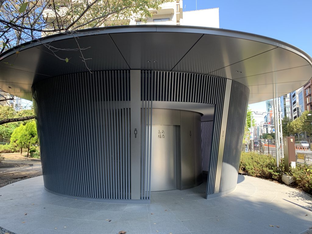 渋谷駅側へ大きく張り出す円形屋根の庇と入口 / Entrance and circular roof projecting broadly on the Shibuya Station side