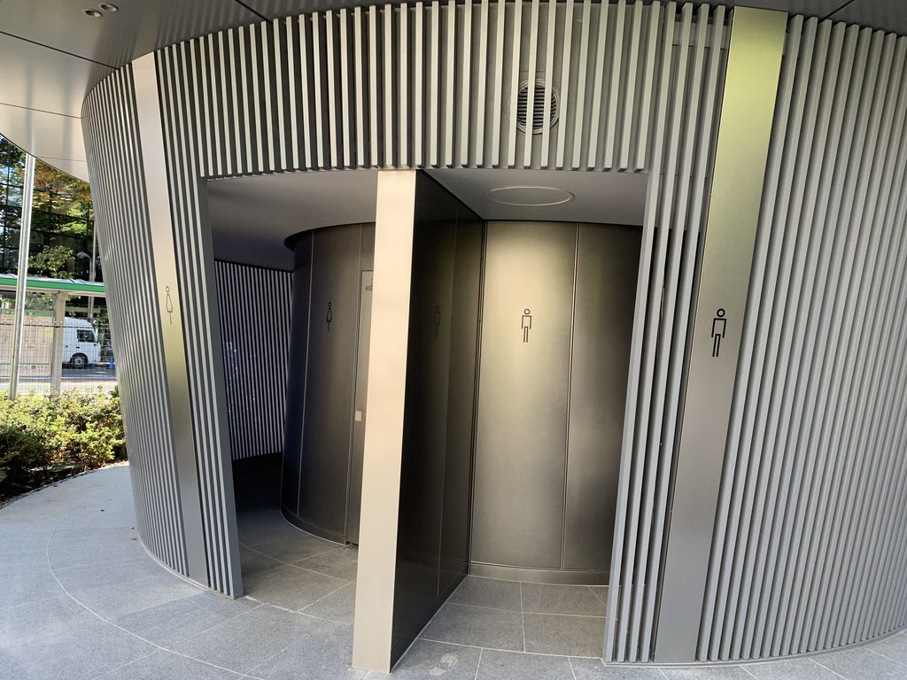 外側の格子と内側の円筒壁の間に設けられた通路 / Passage between the outer lattice and the inner cylindrical wall