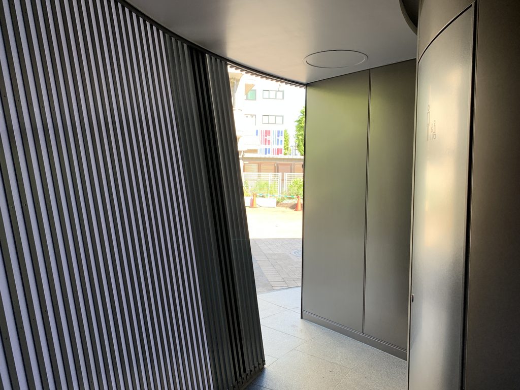 円形の壁に沿って反対側の出口へ続く通路 / Passage following the circular wall toward the opposite exit