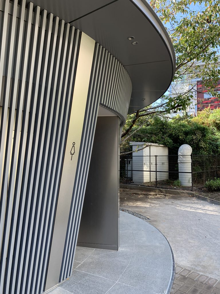 「あまやどり」の反対側の開口から続く神宮通公園の園路 / Jingu-Dori Park path continuing beyond the opposite opening of “Amayadori”