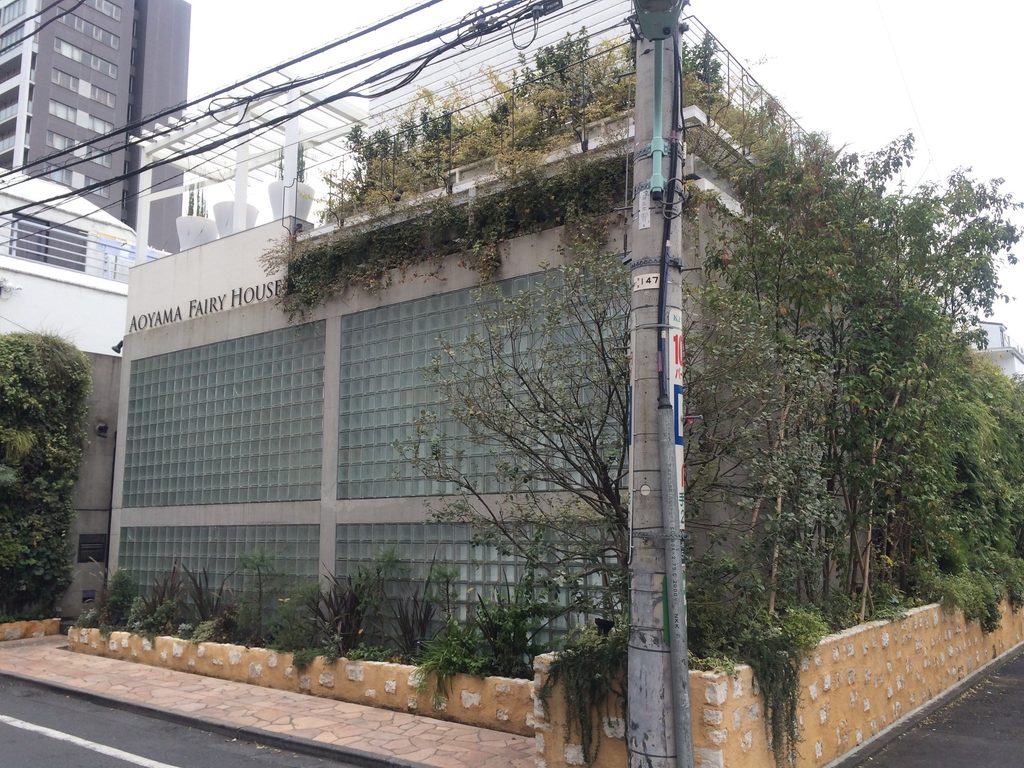 斜めから見た旧 神宮前のアトリエのガラスブロック壁と周囲の植栽 / Oblique view of the glass-block wall and planting at the Former Jingumae Atelier