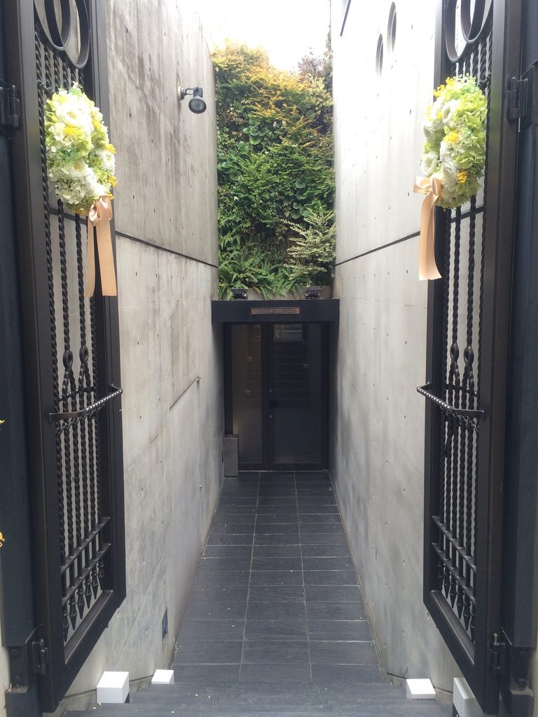 旧 神宮前のアトリエのガラスブロック壁脇に設けられた細長い入口 / Narrow entrance beside the glass-block wall of the Former Jingumae Atelier