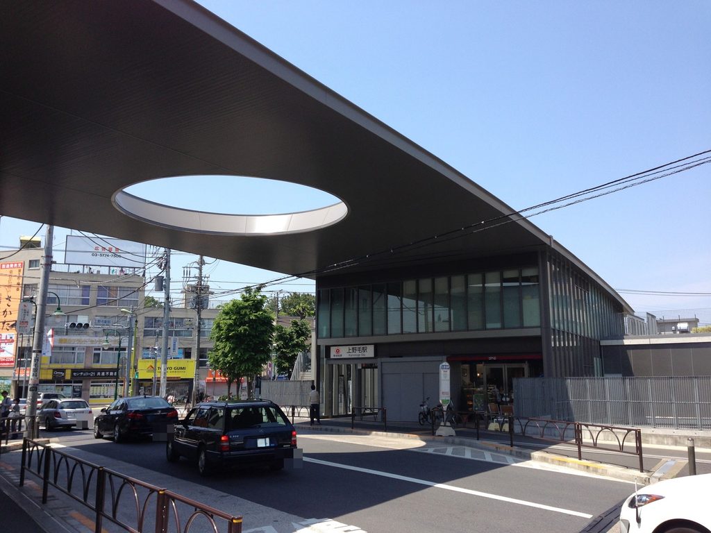 円形開口をもつ大屋根が道路へ張り出す東急大井町線上野毛駅 / Kaminoge Station with its large roof and circular opening extending over the street